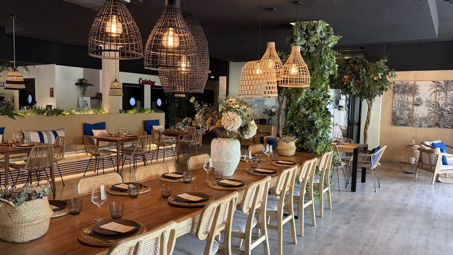 Sala interior preparada para el servicio en Jardines de Bacai